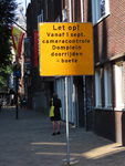 850685 Afbeelding van een waarschuwingsbord met de tekst 'Let op! Vanaf 1 sept. cameracontrole Domplein doorrijden = ...